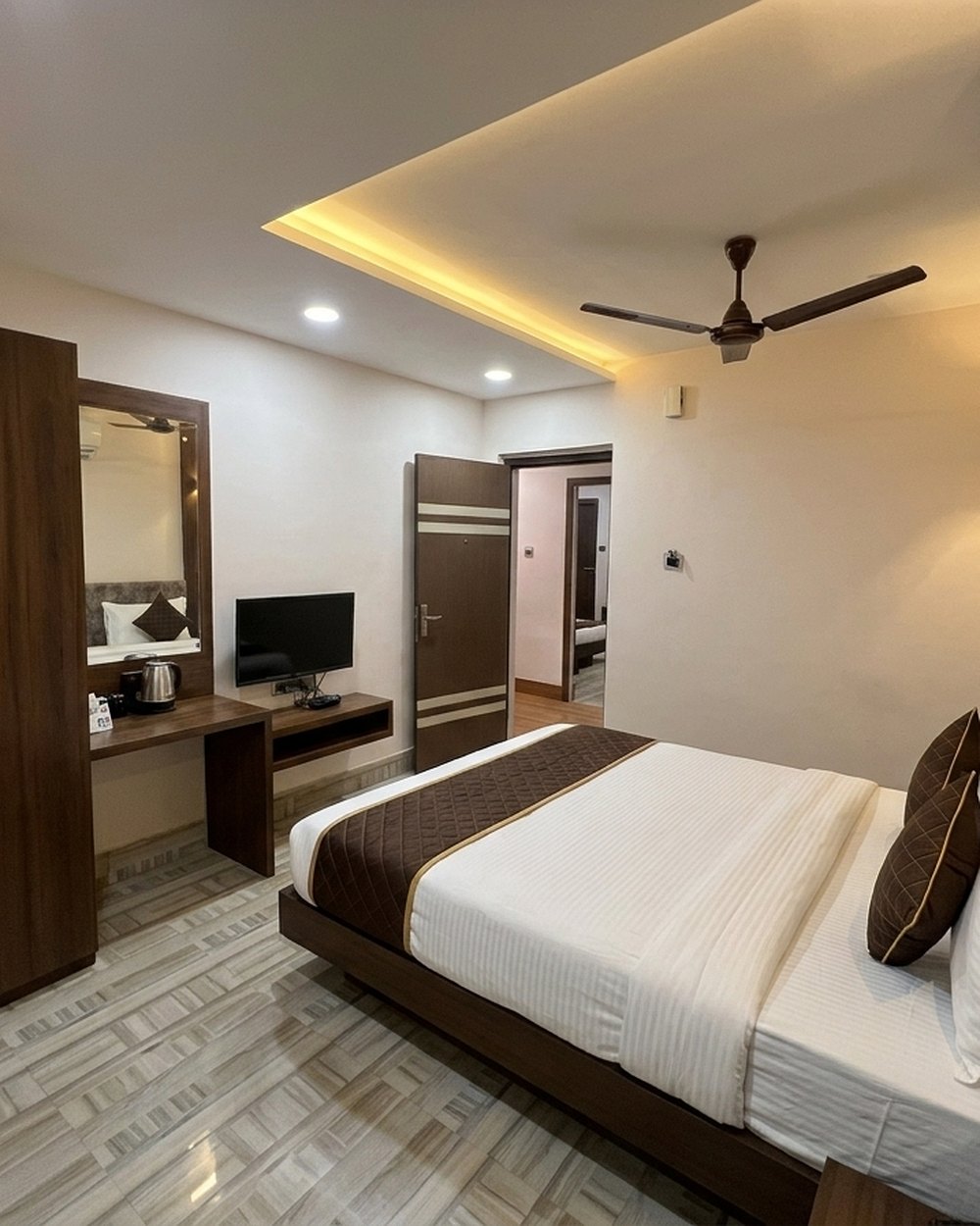Standard room — Wardrobe & dresser