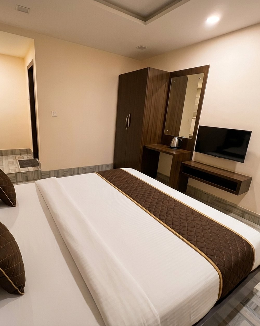 Standard room — TV & wardrobe