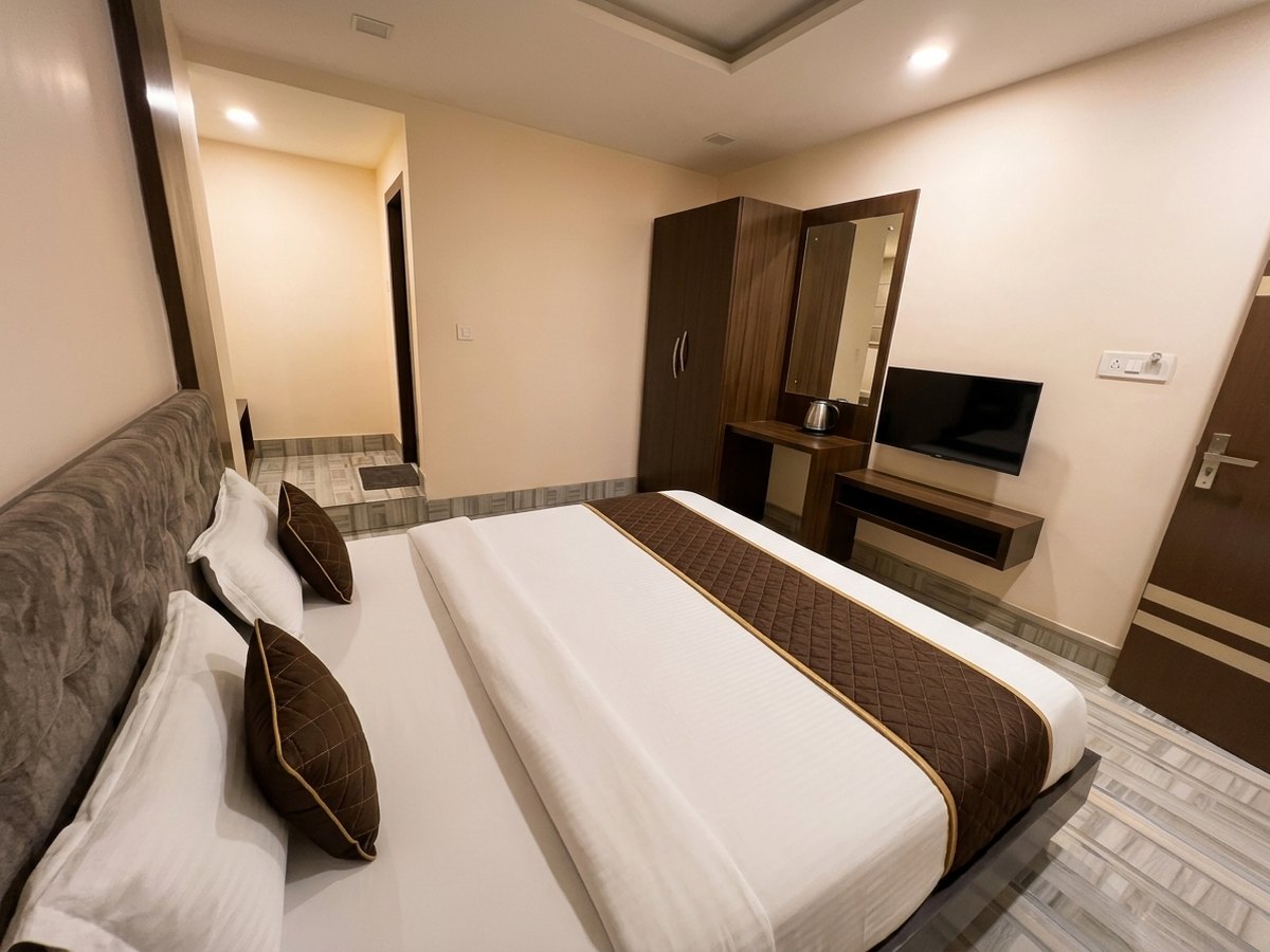 Standard room — TV & wardrobe